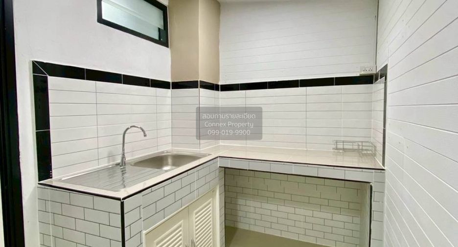 Casa adosada en venta de 3 habitaciones en Sai Noi, Nonthaburi