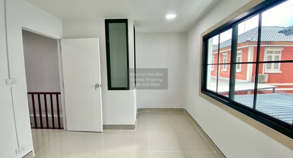 Casa adosada en venta de 3 habitaciones en Sai Noi, Nonthaburi