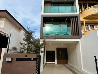For sale 4 bedrooms townhouse in Lat Phrao, Bangkok