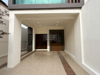 For sale 4 bedrooms townhouse in Lat Phrao, Bangkok