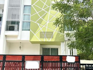 Casa adosada en venta de 3 habitaciones en Khlong Sam Wa, Bangkok