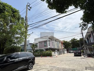 Casa adosada en venta de 3 habitaciones en Khlong Sam Wa, Bangkok