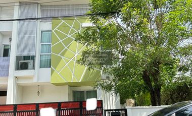 Casa adosada en venta de 3 habitaciones en Khlong Sam Wa, Bangkok