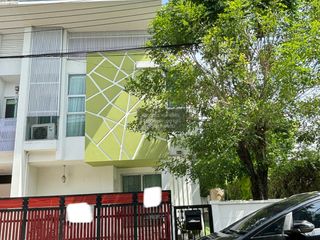 Casa adosada en venta de 3 habitaciones en Khlong Sam Wa, Bangkok
