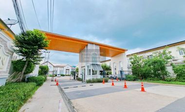 Casa adosada en venta de 3 habitaciones en Bang Khen, Bangkok