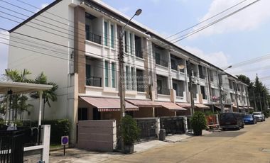 Casa adosada en venta de 3 habitaciones en Chom Thong, Bangkok