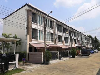 Casa adosada en venta de 3 habitaciones en Chom Thong, Bangkok