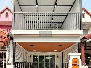 Casa adosada en venta de 3 habitaciones en Pak Kret, Nonthaburi