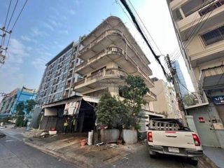 Gewerbefläche zum Kauf mit 11 Zimmer in Khlong San, Bangkok