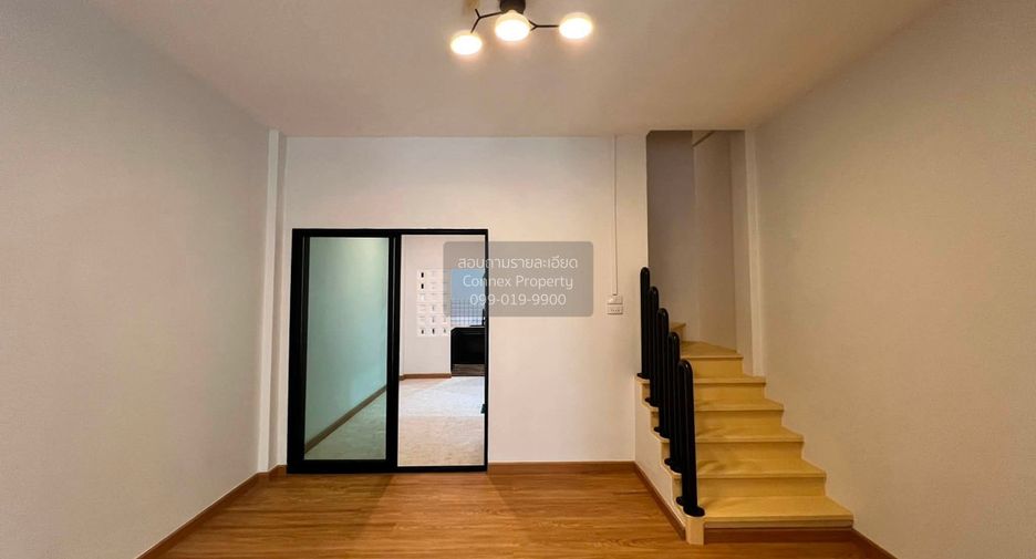 Casa adosada en venta de 4 habitaciones en Bang Bon, Bangkok