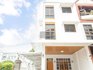 Casa adosada en venta de 3 habitaciones en Lat Phrao, Bangkok