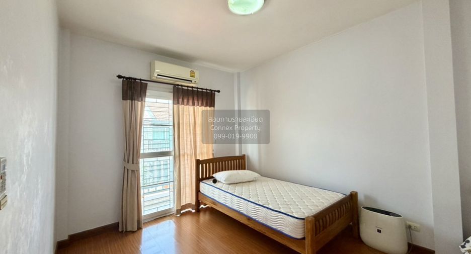 Casa adosada en venta de 3 habitaciones en Pak Kret, Nonthaburi