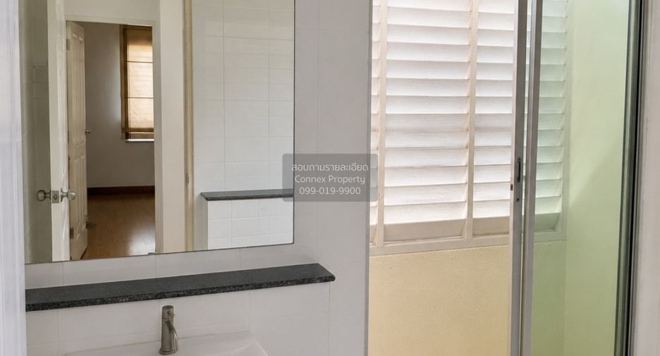 Casa adosada en venta de 3 habitaciones en Pak Kret, Nonthaburi