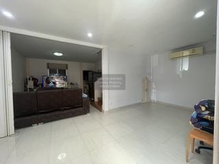 Casa adosada en venta de 3 habitaciones en Pak Kret, Nonthaburi