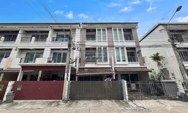 Casa adosada en venta de 3 habitaciones en Chom Thong, Bangkok