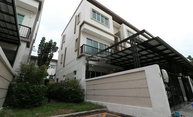 Reihenhaus zum Kauf mit 3 Zimmer in Phra Khanong, Bangkok