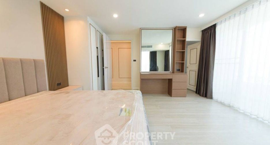 For rent 3 bedrooms condo in Khlong Toei, Bangkok