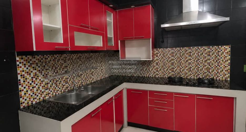 For rent 3 bedrooms townhouse in Bang Khae, Bangkok