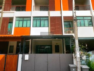 For rent 3 bedrooms townhouse in Bang Khae, Bangkok