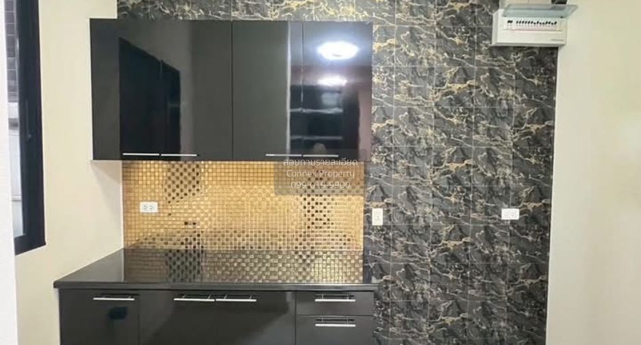 For rent 3 bedrooms townhouse in Bang Khae, Bangkok