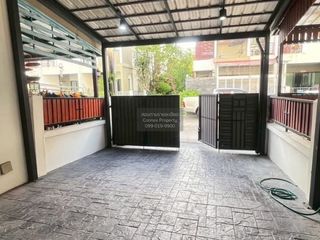 For rent 3 bedrooms townhouse in Bang Khae, Bangkok
