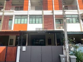 For rent 3 bedrooms townhouse in Bang Khae, Bangkok