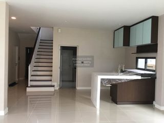 Casa en alquiler de 4 habitaciones en Bang Kapi, Bangkok