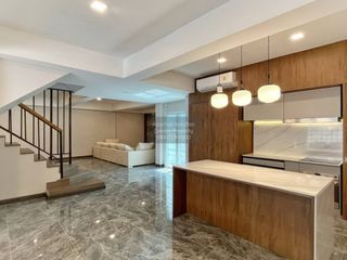 Gewerbefläche zur Miete mit 5 Zimmer in Watthana, Bangkok