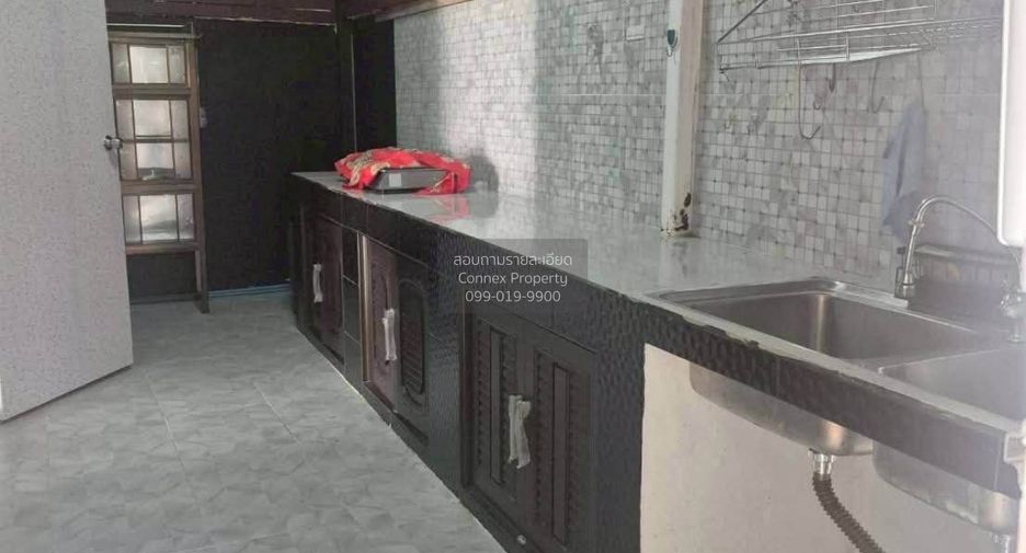 For rent 3 bedrooms townhouse in Bang Sao Thong, Samut Prakan