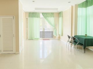Casa en alquiler de 3 habitaciones en Bang Kapi, Bangkok