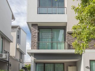 Casa en alquiler de 4 habitaciones en Lat Phrao, Bangkok
