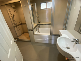For rent 2 bedrooms condo in Yan Nawa, Bangkok
