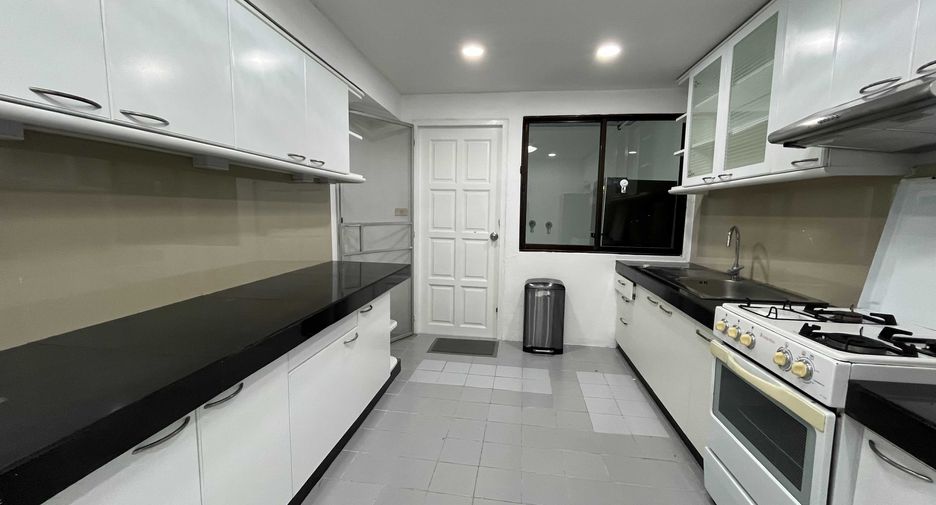 À louer 3 chambres condo à Khlong Toei, Bangkok