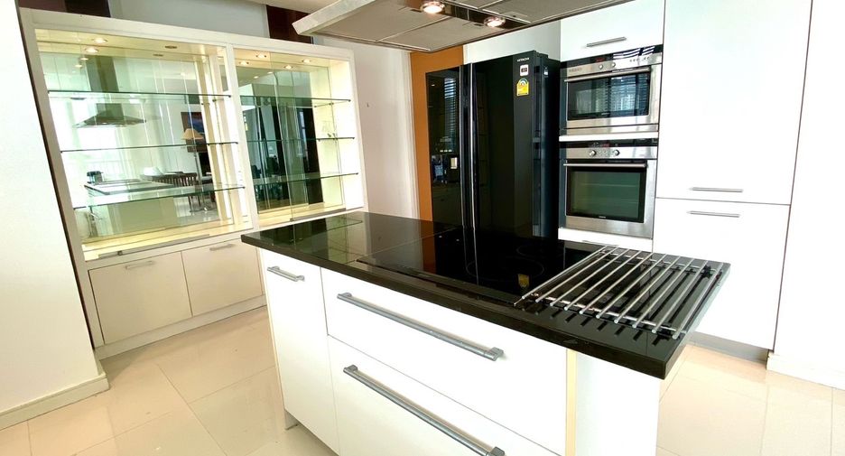 For rent 3 bedrooms condo in Khlong Toei, Bangkok