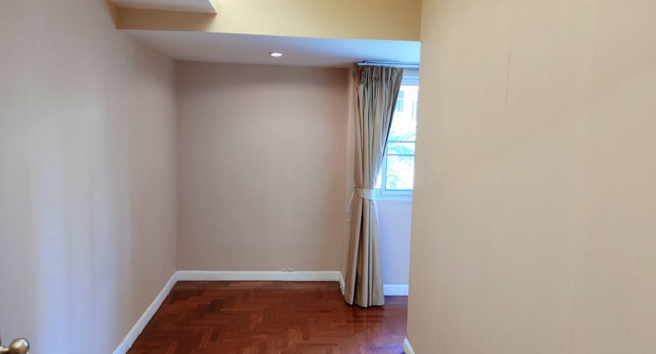 For rent 2 bedrooms condo in Yan Nawa, Bangkok