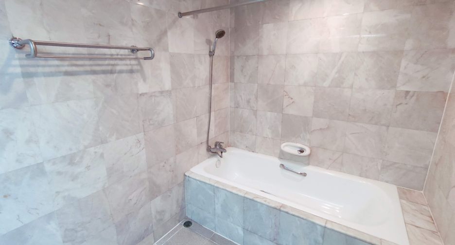 For rent 2 bedrooms condo in Yan Nawa, Bangkok