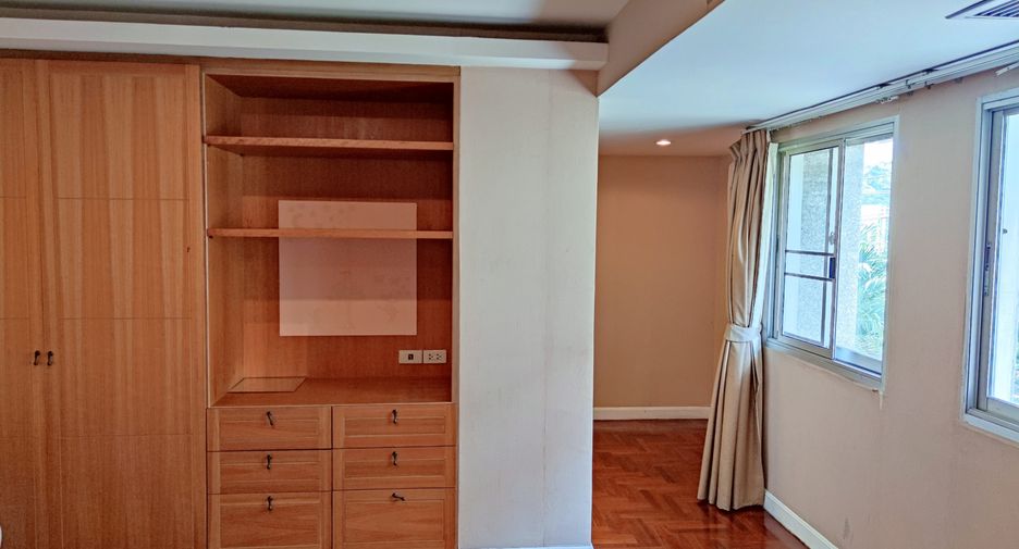For rent 2 bedrooms condo in Yan Nawa, Bangkok