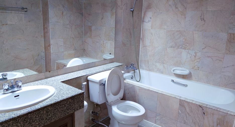 For rent 2 bedrooms condo in Yan Nawa, Bangkok