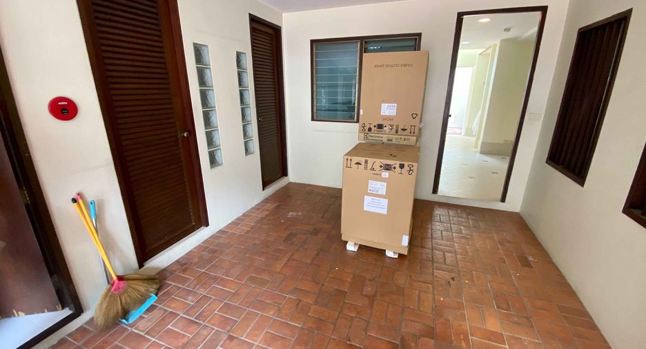 For rent 3 bedrooms house in Khlong Toei, Bangkok