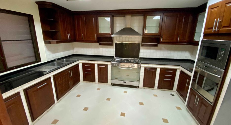 For rent 3 bedrooms house in Khlong Toei, Bangkok