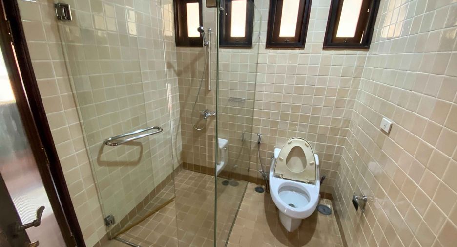 For rent 3 bedrooms house in Khlong Toei, Bangkok
