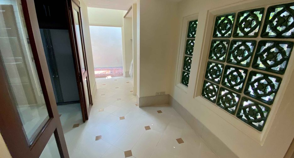 For rent 3 bedrooms house in Khlong Toei, Bangkok