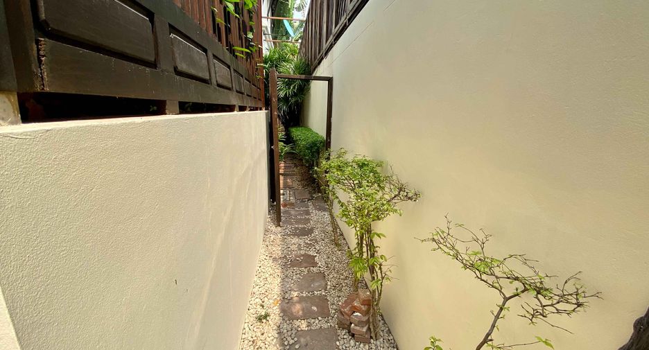 For rent 3 bedrooms house in Khlong Toei, Bangkok
