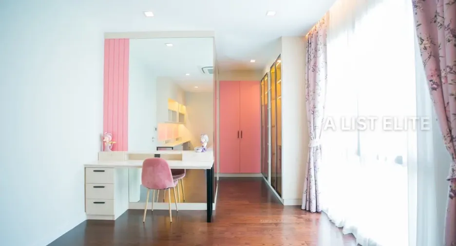 Casa en alquiler de 3 habitaciones en Watthana, Bangkok