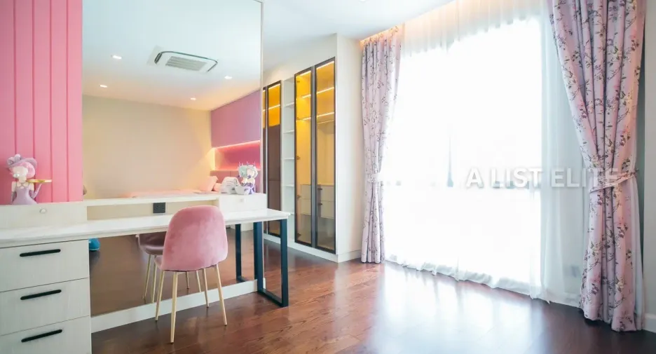 Casa en alquiler de 3 habitaciones en Watthana, Bangkok