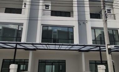 Reihenhaus zur Miete mit 3 Zimmer in Phra Khanong, Bangkok