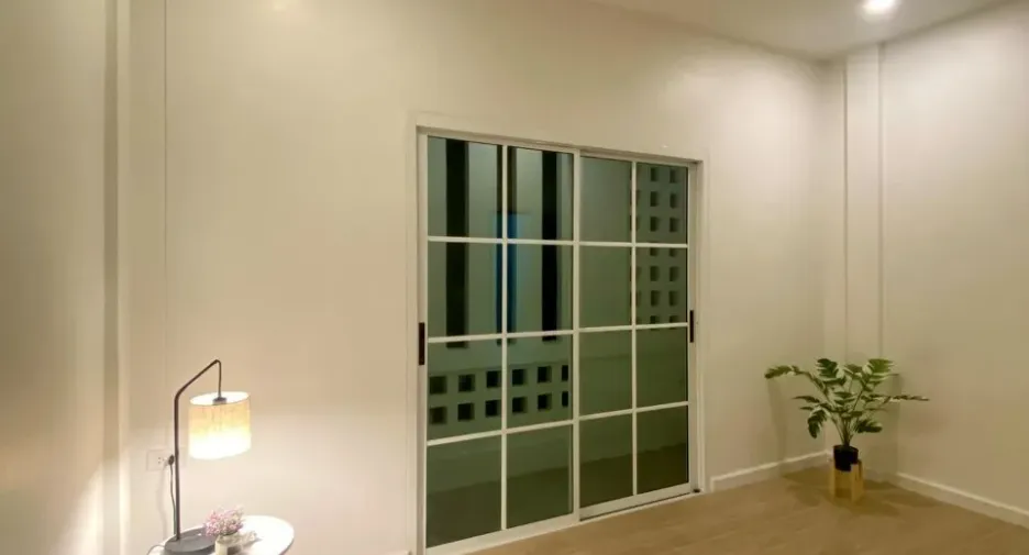 Casa adosada en venta de 2 habitaciones en Sai Mai, Bangkok