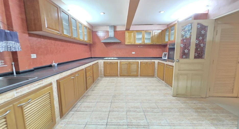 For sale and for rent 3 bedrooms townhouse in Watthana, Bangkok