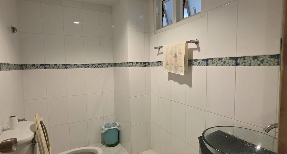 For sale and for rent 3 bedrooms townhouse in Watthana, Bangkok