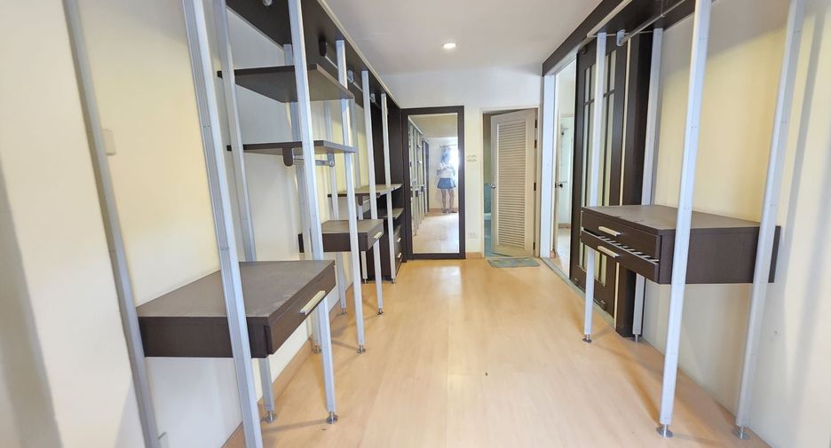 For sale and for rent 3 bedrooms townhouse in Watthana, Bangkok